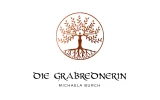 Die Grabrednerin